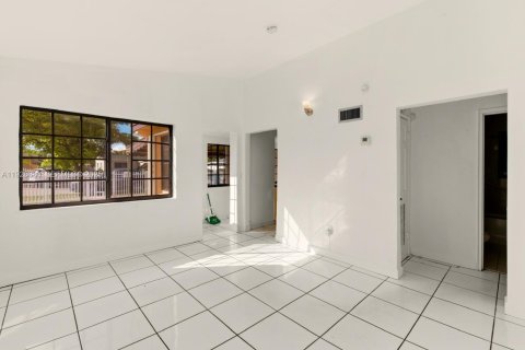 House in Miami Gardens, Florida 3 bedrooms, 95.41 sq.m. № 1993457 - photo 10