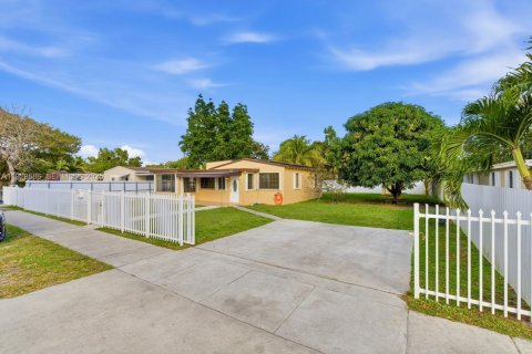 House in Miami Gardens, Florida 3 bedrooms, 95.41 sq.m. № 1993457 - photo 2