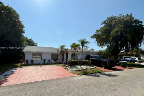Casa en venta en Tamarac, Florida, 3 dormitorios, 199.18 m2 № 1695322 - foto 2