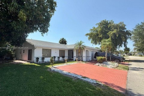 Casa en venta en Tamarac, Florida, 3 dormitorios, 199.18 m2 № 1695322 - foto 1