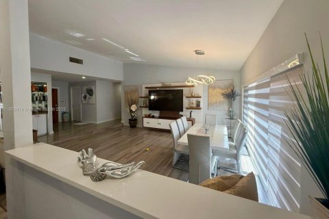 Casa en venta en Tamarac, Florida, 3 dormitorios, 199.18 m2 № 1695322 - foto 7