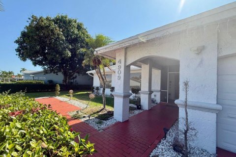 Casa en venta en Tamarac, Florida, 3 dormitorios, 199.18 m2 № 1695322 - foto 4