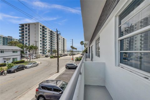 Condo in North Bay Village, Florida, 2 bedrooms  № 2041477 - photo 20