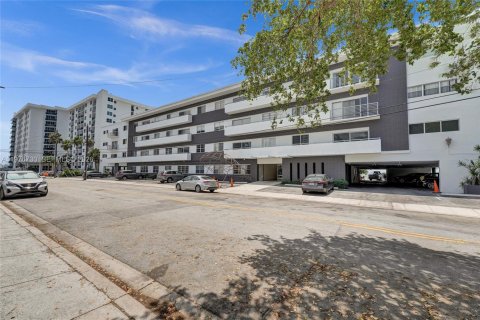 Condo in North Bay Village, Florida, 2 bedrooms  № 2041477 - photo 24