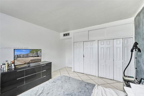 Condo in North Bay Village, Florida, 2 bedrooms  № 2041477 - photo 10