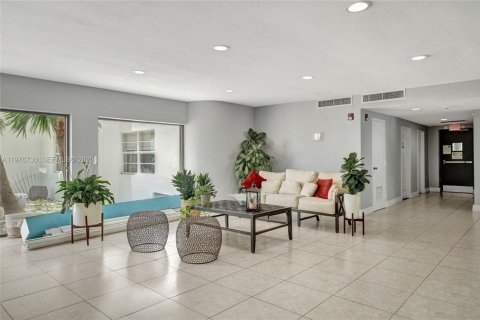 Condo in North Bay Village, Florida, 2 bedrooms  № 2041477 - photo 23