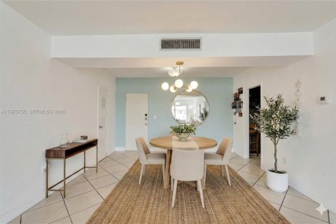 Condo in North Bay Village, Florida, 2 bedrooms  № 2041477 - photo 2