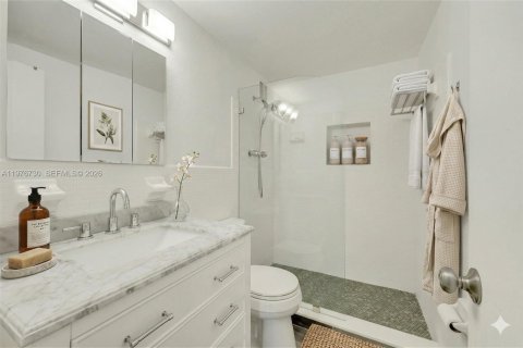 Condo in North Bay Village, Florida, 2 bedrooms  № 2041477 - photo 15