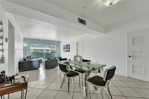 Condo in North Bay Village, Florida, 2 bedrooms  № 2041477 - photo 5