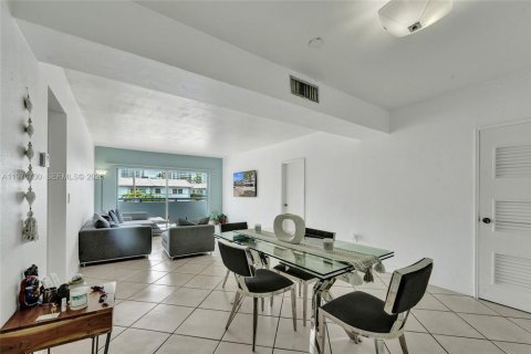 Condo in North Bay Village, Florida, 2 bedrooms  № 2041477 - photo 7