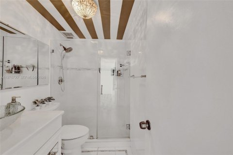 Condo in North Bay Village, Florida, 2 bedrooms  № 2041477 - photo 12