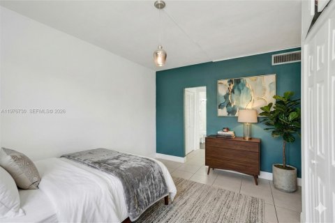 Condo in North Bay Village, Florida, 2 bedrooms  № 2041477 - photo 14