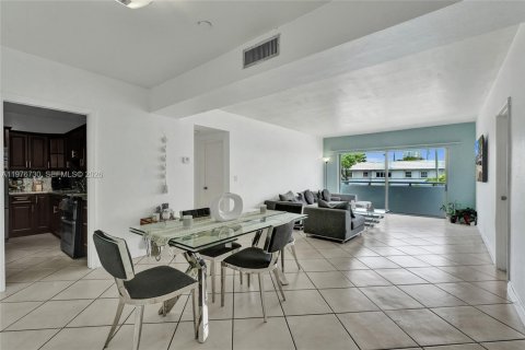 Condo in North Bay Village, Florida, 2 bedrooms  № 2041477 - photo 6