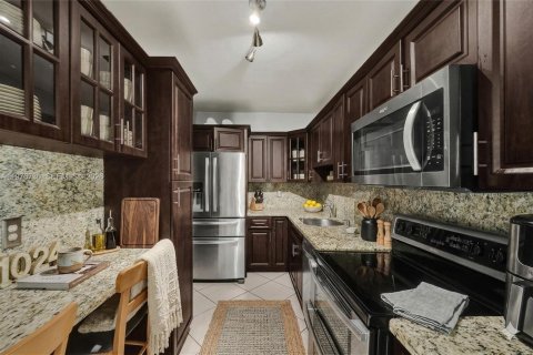 Condo in North Bay Village, Florida, 2 bedrooms  № 2041477 - photo 8