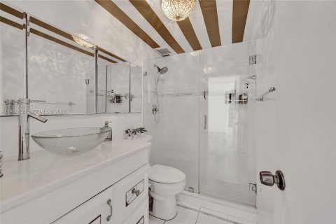 Condo in North Bay Village, Florida, 2 bedrooms  № 2041477 - photo 11