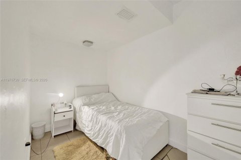 Condo in North Bay Village, Florida, 2 bedrooms  № 2041477 - photo 17