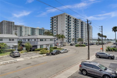 Condo in North Bay Village, Florida, 2 bedrooms  № 2041477 - photo 19