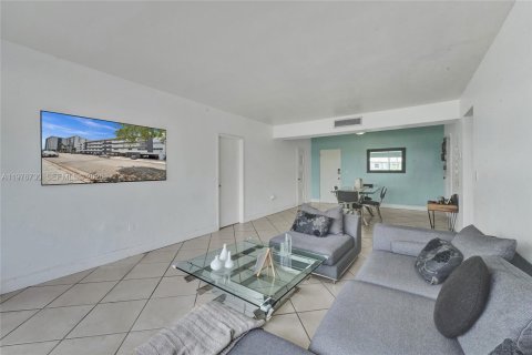 Condo in North Bay Village, Florida, 2 bedrooms  № 2041477 - photo 3