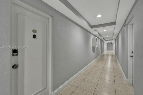 Condo in North Bay Village, Florida, 2 bedrooms  № 2041477 - photo 21