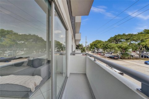 Condo in North Bay Village, Florida, 2 bedrooms  № 2041477 - photo 18