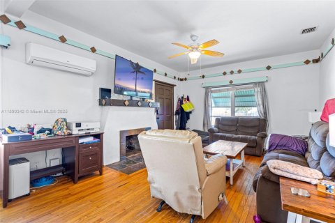 House in Lake Worth, Florida 2 bedrooms, 87.79 sq.m. № 1951244 - photo 7