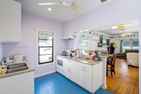 House in Lake Worth, Florida 2 bedrooms, 87.79 sq.m. № 1951244 - photo 13