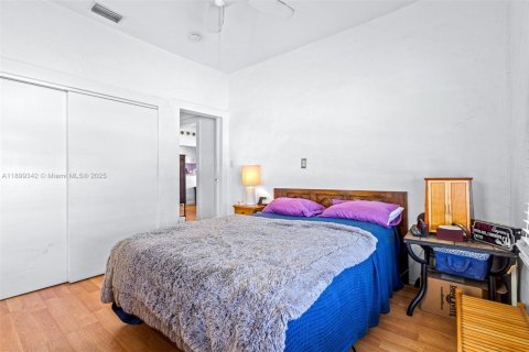 House in Lake Worth, Florida 2 bedrooms, 87.79 sq.m. № 1951244 - photo 17