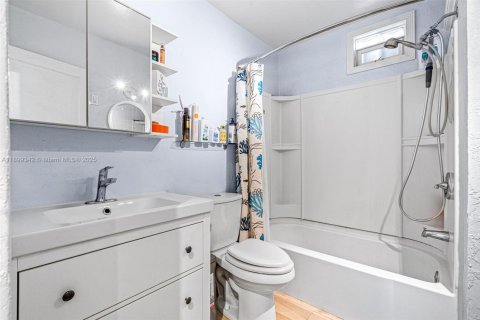 House in Lake Worth, Florida 2 bedrooms, 87.79 sq.m. № 1951244 - photo 18