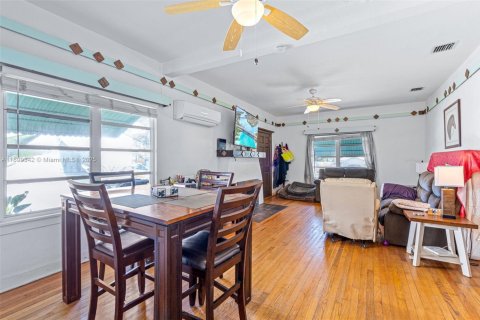 House in Lake Worth, Florida 2 bedrooms, 87.79 sq.m. № 1951244 - photo 10