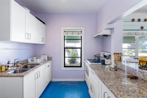 House in Lake Worth, Florida 2 bedrooms, 87.79 sq.m. № 1951244 - photo 12