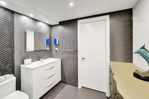 Condo in Lauderhill, Florida, 2 bedrooms  № 1892518 - photo 6