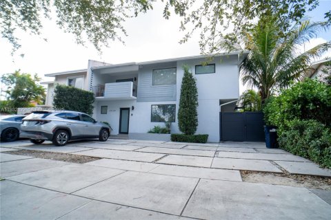 Townhouse in Miami, Florida 4 bedrooms, 185.43 sq.m. № 1991772 - photo 1