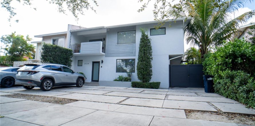 Townhouse in Miami, Florida 4 bedrooms, 185.43 sq.m. № 1991772