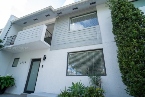 Townhouse in Miami, Florida 4 bedrooms, 185.43 sq.m. № 1991772 - photo 24