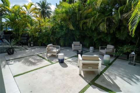 Townhouse in Miami, Florida 4 bedrooms, 185.43 sq.m. № 1991772 - photo 21