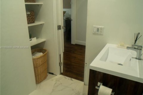 Townhouse in Miami, Florida 4 bedrooms, 185.43 sq.m. № 1991772 - photo 13