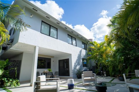 Townhouse in Miami, Florida 4 bedrooms, 185.43 sq.m. № 1991772 - photo 18