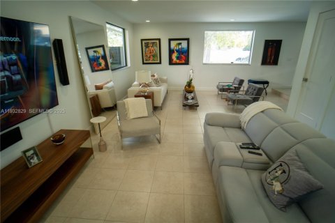 Townhouse in Miami, Florida 4 bedrooms, 185.43 sq.m. № 1991772 - photo 4