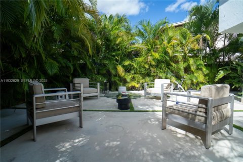 Townhouse in Miami, Florida 4 bedrooms, 185.43 sq.m. № 1991772 - photo 19