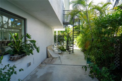 Townhouse in Miami, Florida 4 bedrooms, 185.43 sq.m. № 1991772 - photo 23