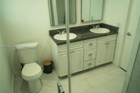 Townhouse in Miami, Florida 4 bedrooms, 185.43 sq.m. № 1991772 - photo 17