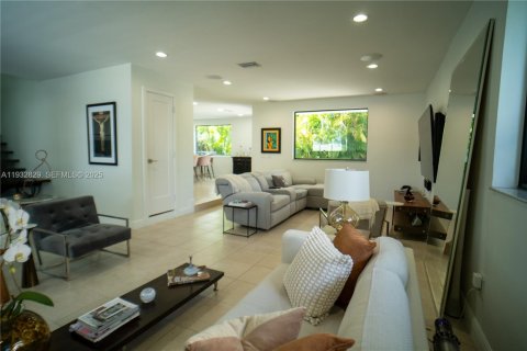 Townhouse in Miami, Florida 4 bedrooms, 185.43 sq.m. № 1991772 - photo 3