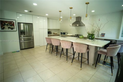 Townhouse in Miami, Florida 4 bedrooms, 185.43 sq.m. № 1991772 - photo 6