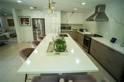 Townhouse in Miami, Florida 4 bedrooms, 185.43 sq.m. № 1991772 - photo 7