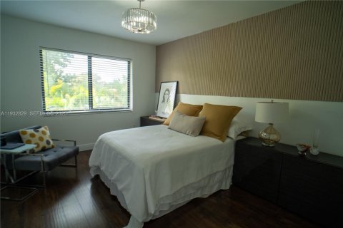 Townhouse in Miami, Florida 4 bedrooms, 185.43 sq.m. № 1991772 - photo 14