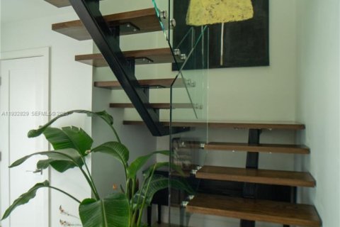 Townhouse in Miami, Florida 4 bedrooms, 185.43 sq.m. № 1991772 - photo 8