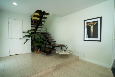 Townhouse in Miami, Florida 4 bedrooms, 185.43 sq.m. № 1991772 - photo 2