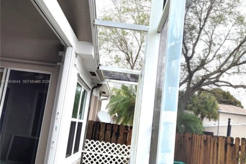 Casa en venta en Tamarac, Florida, 2 dormitorios, 140.28 m2 № 2045829 - foto 9