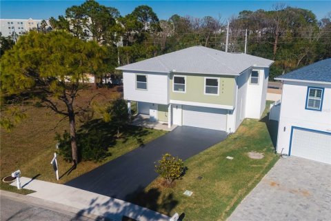 House in New Port Richey, Florida 4 bedrooms, 211.17 sq.m. № 1820667 - photo 2