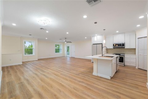Villa ou maison à louer à New Port Richey, Floride: 4 chambres, 211.17 m2 № 1820667 - photo 7